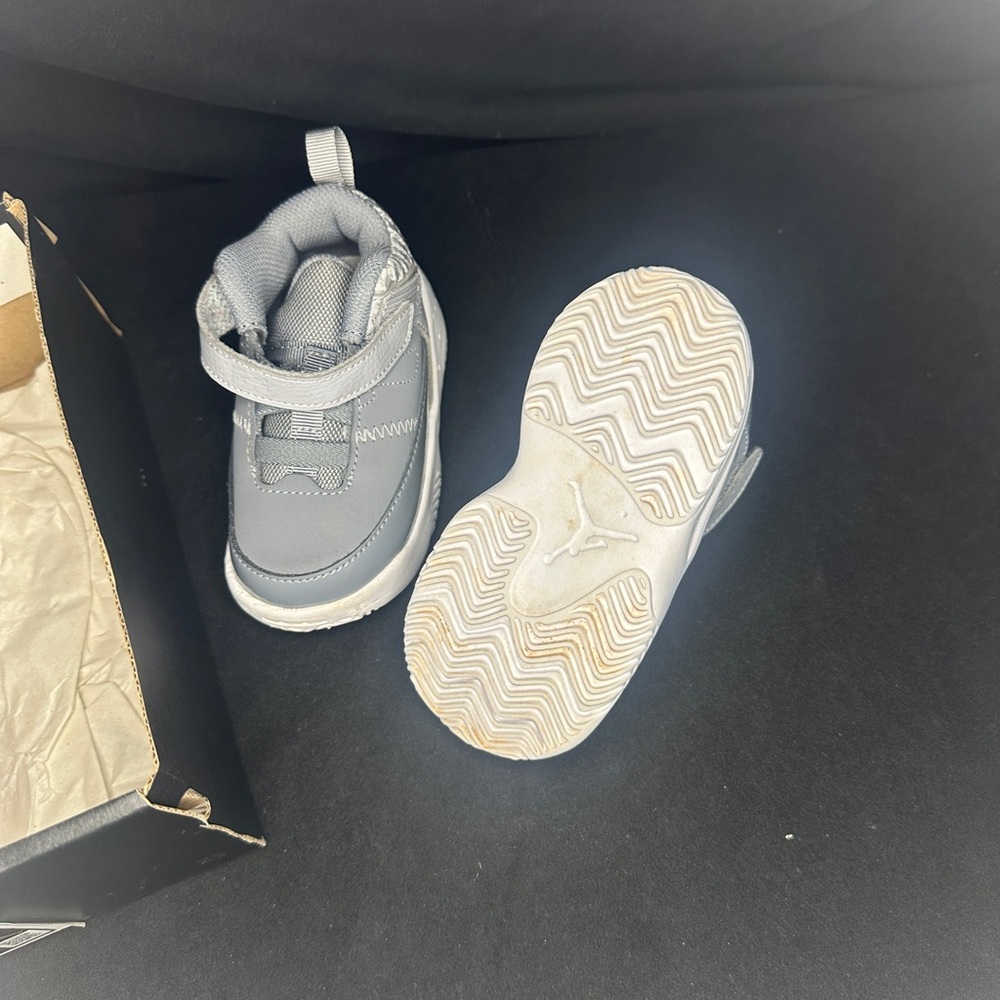 Gray jordan max aura 3 with box-size 6C - Picture 2 of 3